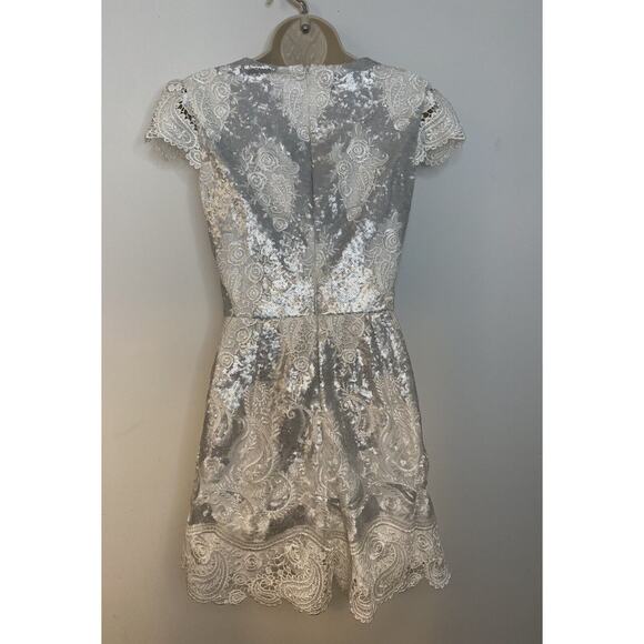 NWOT DRESS THE POPULATION Sabrina Lace Sequin Romper. Size Medium - Picture 4 of 7
